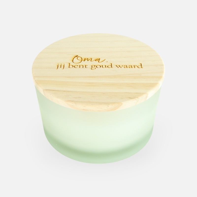 Luxe geurkaars laag frosted wit met houten deksel – 'oma, jij bent goud waard'