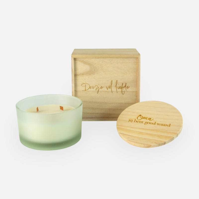 Geschenkset houten kistje met schuifdeksel en luxe geurkaars wit - 'Doosje vol liefde' / 'Oma, jij bent goud waard'