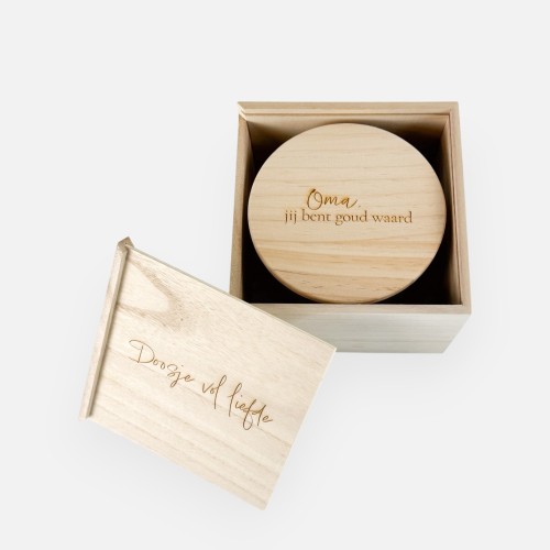 Geschenkset houten kistje met schuifdeksel en luxe geurkaars blush - 'Doosje vol liefde' / 'Oma, jij bent goud waard'